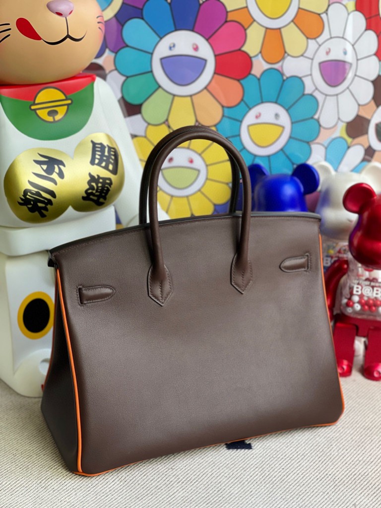 Hermès(爱马仕)Birkin 铂金包 Swift 巧克力色拼橙色 银扣 35cm 马蹄印 顶级手缝 定制-拉尔森鳄鱼皮具定制 - 爱马仕包包官网 Hermès(爱马仕)Birkin 铂金包 Swift 巧克力色拼橙色 银扣 35cm 马蹄印 顶级手缝 定制
