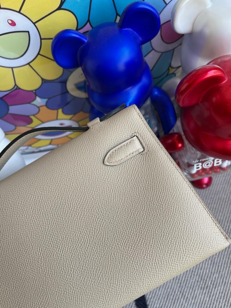 Hermès(爱马仕)Mini kelly pochette Epsom 原厂掌纹皮 S2 风衣灰 Trench 金扣 22cm 顶级手缝 手拿包-拉尔森鳄鱼皮具定制 - 爱马仕包包官网 Hermès(爱马仕)Mini kelly pochette Epsom 原厂掌纹皮 S2 风衣灰 Trench 金扣 22cm 顶级手缝 手拿包