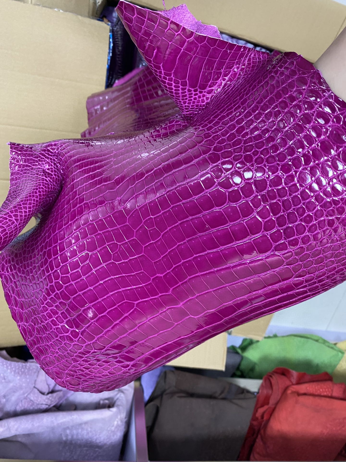 Hermès(爱马仕)新皮 Porosus shiny 亮面澳洲湾鳄 J5 天方夜谭粉紫-拉尔森鳄鱼皮具定制 - 爱马仕包包官网 Hermès(爱马仕)新皮 Porosus shiny 亮面澳洲湾鳄 J5 天方夜谭粉紫