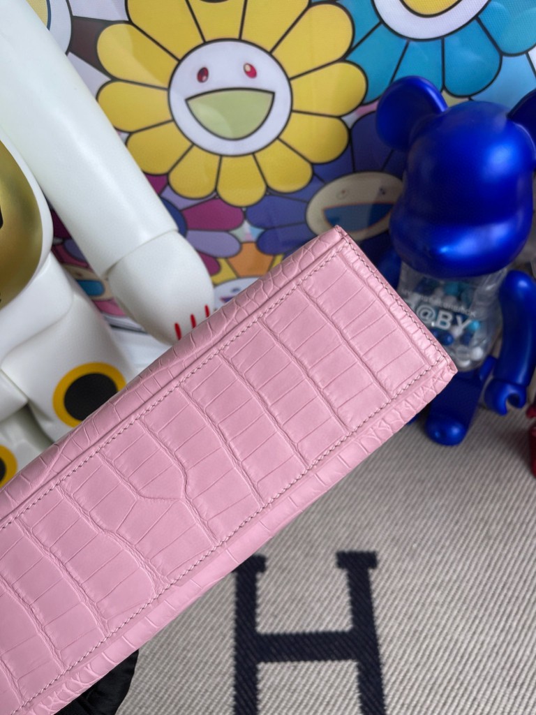 Hermès(爱马仕)Mini kelly pochette alligator matt 雾面鳄鱼 3Q粉 金扣 22cm 顶级手缝 手拿包 晚宴包-拉尔森鳄鱼皮具定制 - 爱马仕包包官网 Hermès(爱马仕)Mini kelly pochette alligator matt 雾面鳄鱼 3Q粉 金扣 22cm 顶级手缝 手拿包 晚宴包