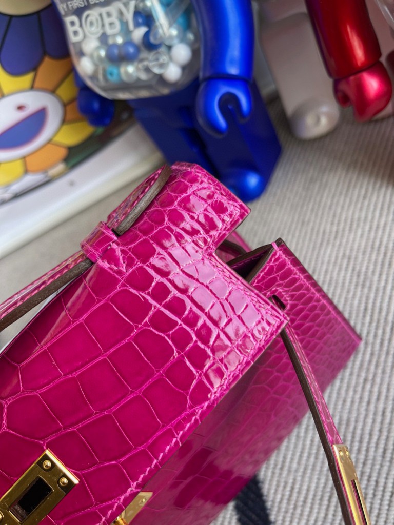 Hermès(爱马仕)Mini kelly pochette Alligator shiny 亮面鳄鱼 J5 天方夜谭粉紫 金扣 22cm-拉尔森鳄鱼皮具定制 - 爱马仕包包官网 Hermès(爱马仕)Mini kelly pochette Alligator shiny 亮面鳄鱼 J5 天方夜谭粉紫 金扣 22cm