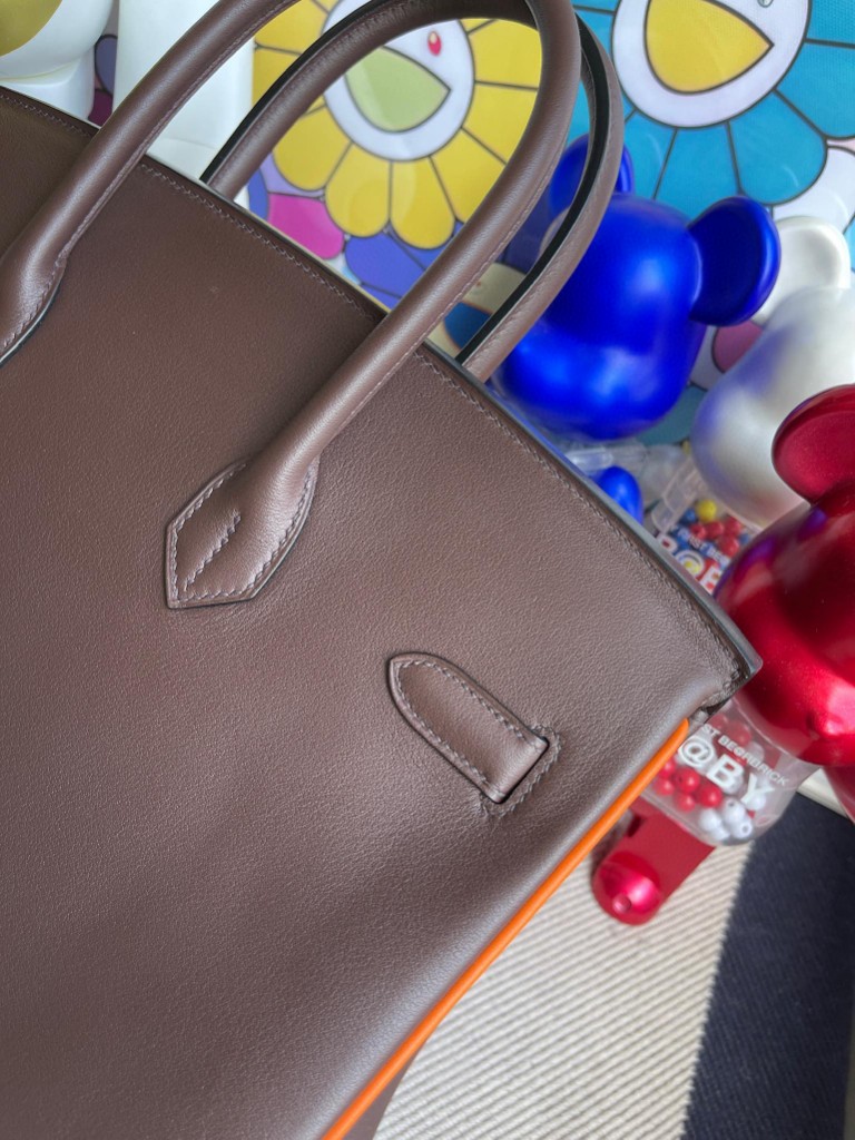 Hermès(爱马仕)Birkin 铂金包 Swift 巧克力色拼橙色 银扣 35cm 马蹄印 顶级手缝 定制-拉尔森鳄鱼皮具定制 - 爱马仕包包官网 Hermès(爱马仕)Birkin 铂金包 Swift 巧克力色拼橙色 银扣 35cm 马蹄印 顶级手缝 定制