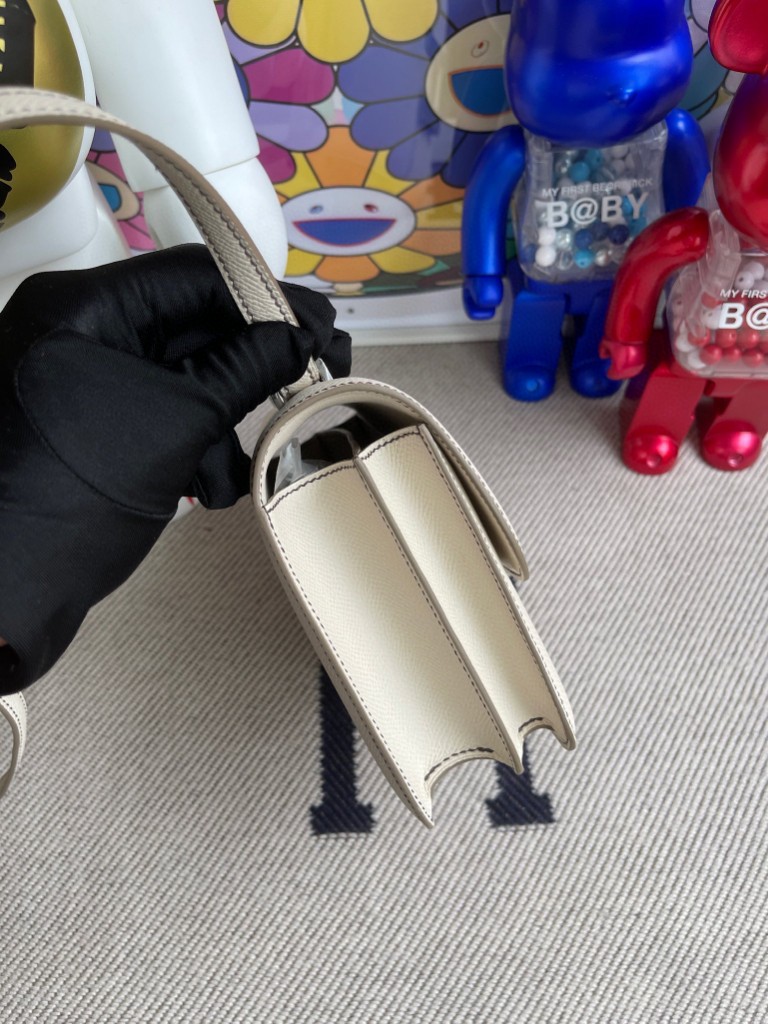Hermès（爱马仕）Constance 空姐包 Epsom 原厂掌纹皮 ck10 奶昔白 银扣 18cm
