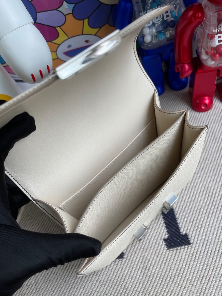 Hermès(爱马仕)Constance 空姐包 Epsom 原厂掌纹皮 ck10 奶昔白 银扣 18cm-拉尔森鳄鱼皮具定制 - 爱马仕包包官网 Hermès(爱马仕)Constance 空姐包 Epsom 原厂掌纹皮 ck10 奶昔白 银扣 18cm