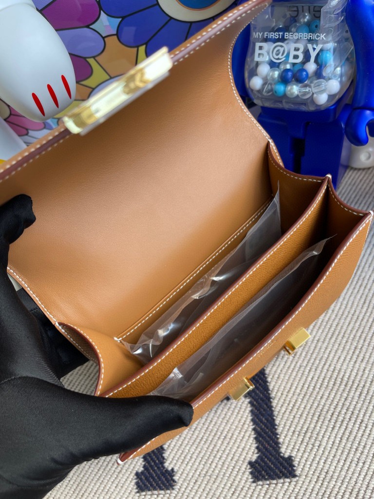 Hermès(爱马仕)Constance 空姐包 Epsom 原厂掌纹皮 ck37 金棕色 gold 金扣 18cm 顶级手缝-拉尔森鳄鱼皮具定制 - 爱马仕包包官网 Hermès(爱马仕)Constance 空姐包 Epsom 原厂掌纹皮 ck37 金棕色 gold 金扣 18cm 顶级手缝