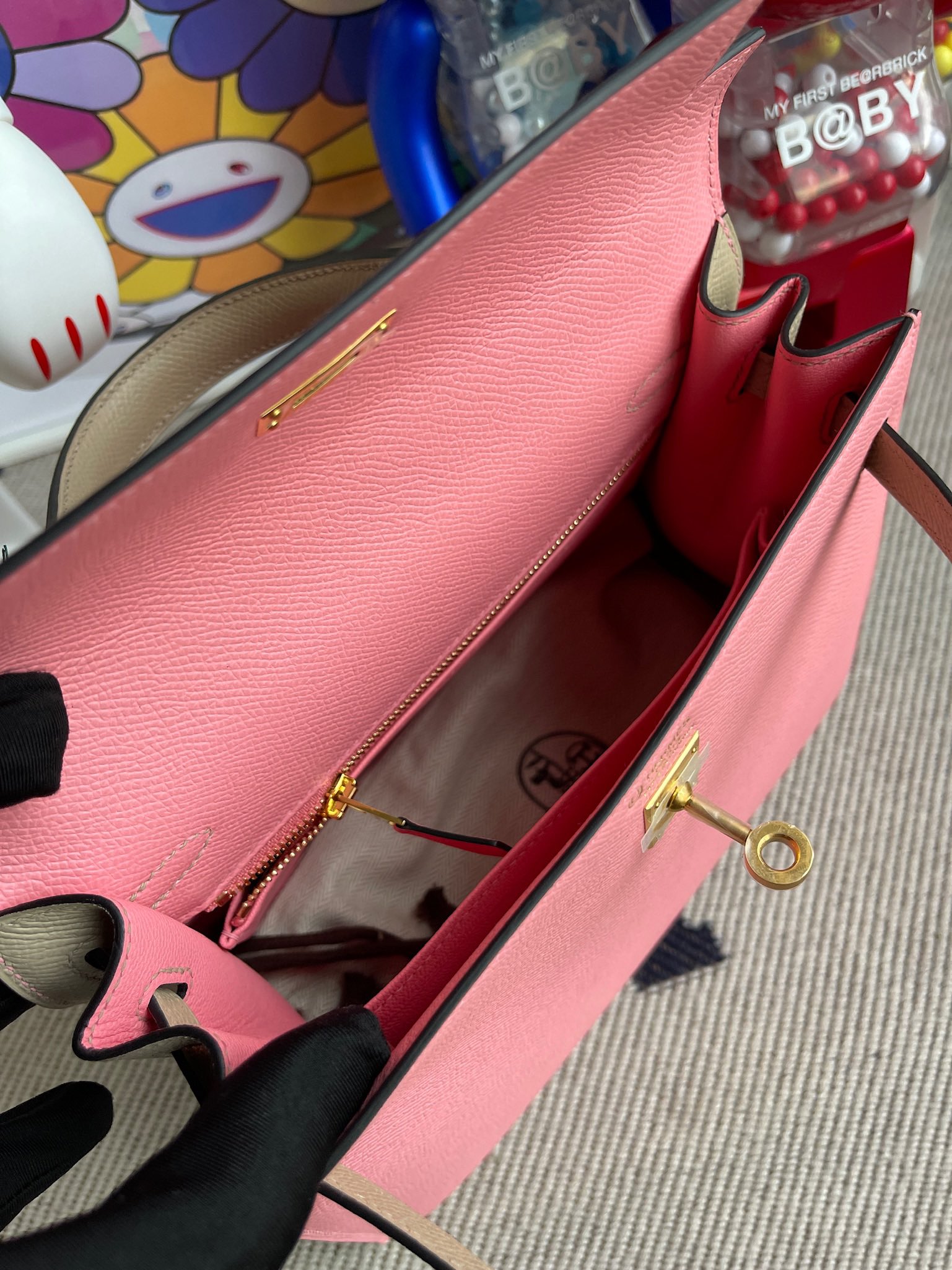 Hermès(爱马仕)Kelly 凯莉包 Epsom 原厂掌纹皮 1Q 奶昔粉 拼 s2 风衣灰 金扣 25cm 定制-拉尔森鳄鱼皮具定制 - 爱马仕包包官网 Hermès(爱马仕)Kelly 凯莉包 Epsom 原厂掌纹皮 1Q 奶昔粉 拼 s2 风衣灰 金扣 25cm 定制