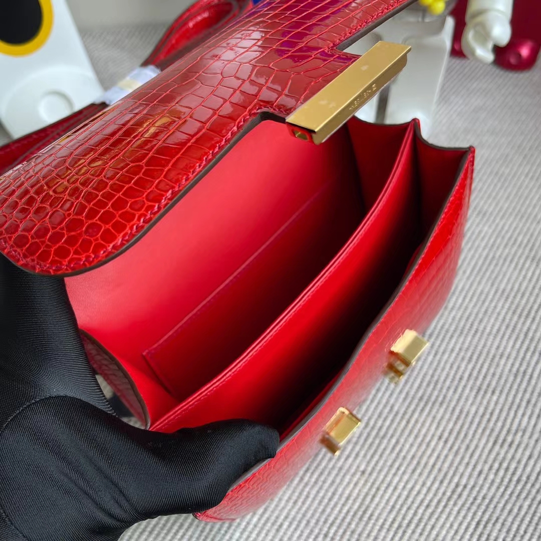 Hermès（爱马仕）Constance 空姐包 亮面倒v澳洲湾鳄 ck95 法拉利红 金扣 19cm
