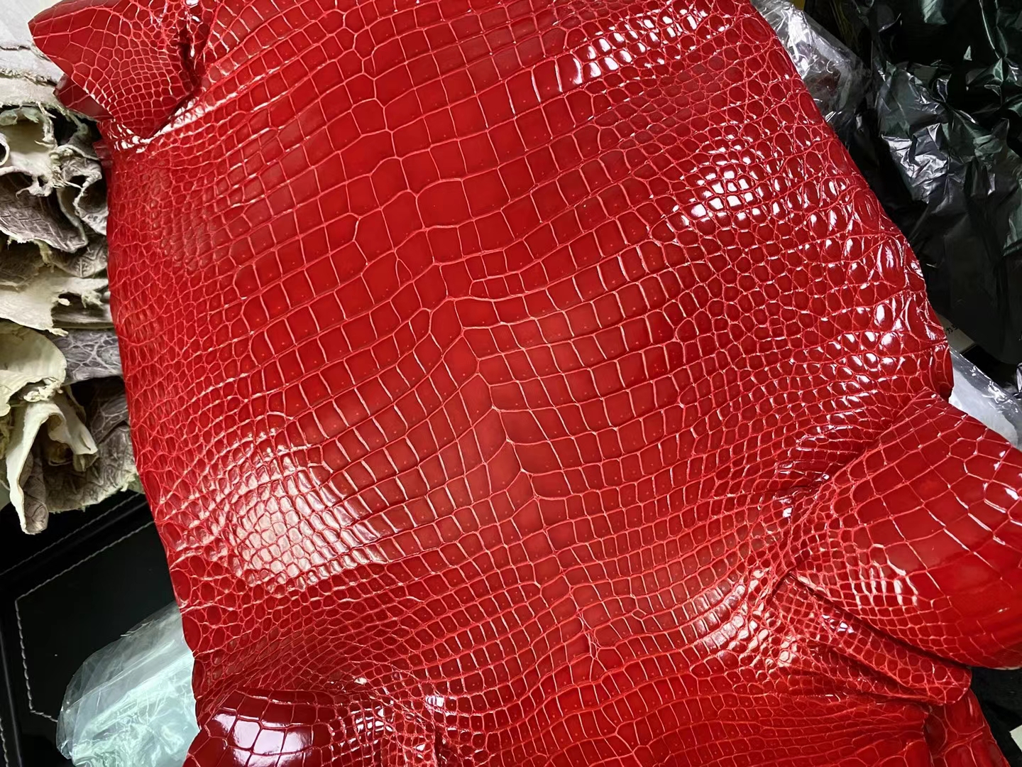 Hermès（爱马仕）新到皮 雾面倒v澳洲湾鳄 ck95 法拉利红 matte porosus crocodile