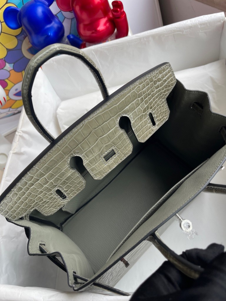 Hermès(爱马仕)Birkin 铂金包 Porosus shiny 亮面鳄鱼 ck81 斑鸠灰 Gris T 银扣 25cm 拱珠皮 顶级手缝-拉尔森鳄鱼皮具定制 - 爱马仕包包官网 Hermès(爱马仕)Birkin 铂金包 Porosus shiny 亮面鳄鱼 ck81 斑鸠灰 Gris T 银扣 25cm 拱珠皮 顶级手缝