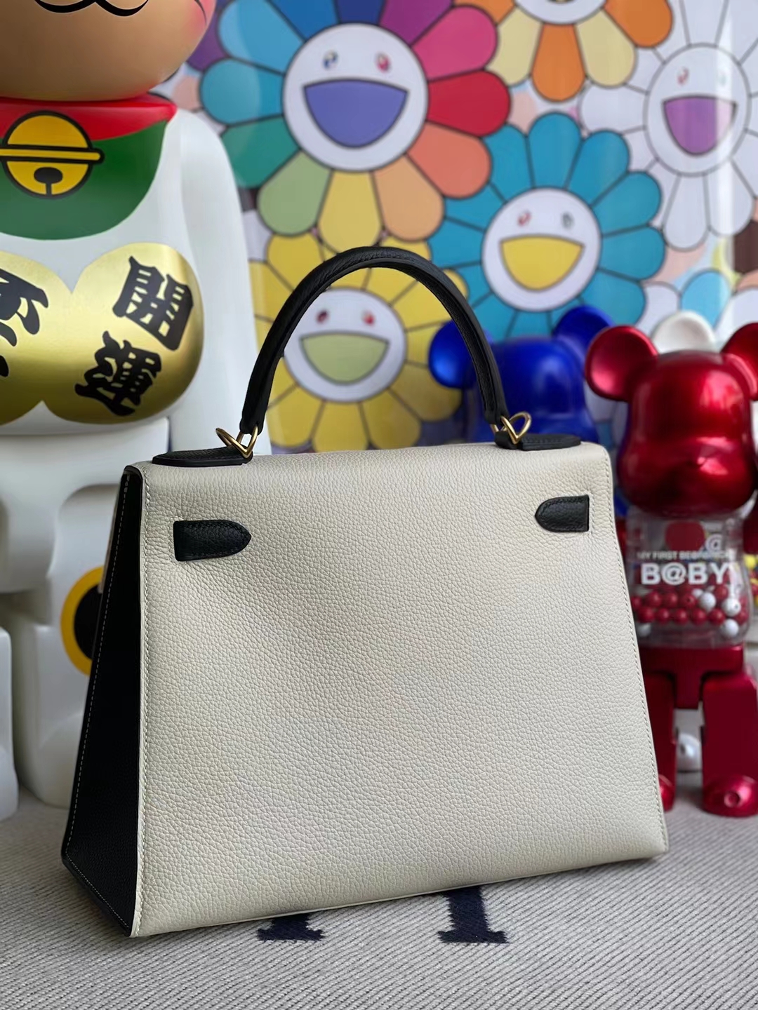 Hermès(爱马仕)Kelly 凯莉包 Togo 外缝 Ck10 奶昔白 拼 Ck89 黑色 磨砂金扣 28cm-拉尔森鳄鱼皮具定制 - 爱马仕包包官网 Hermès(爱马仕)Kelly 凯莉包 Togo 外缝 Ck10 奶昔白 拼 Ck89 黑色 磨砂金扣 28cm