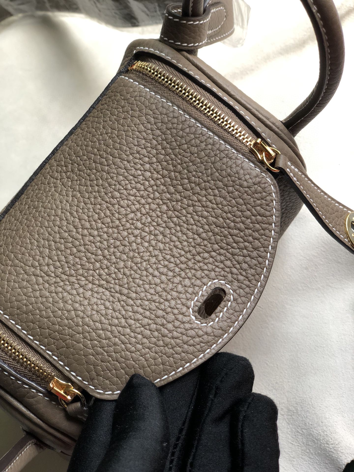 Hermès(爱马仕)Mini lindy tc皮 ck18 大象灰 etoupe 金扣 20cm 顶级手缝 现货-拉尔森鳄鱼皮具定制 - 爱马仕包包官网 Hermès(爱马仕)Mini lindy tc皮 ck18 大象灰 etoupe 金扣 20cm 顶级手缝 现货