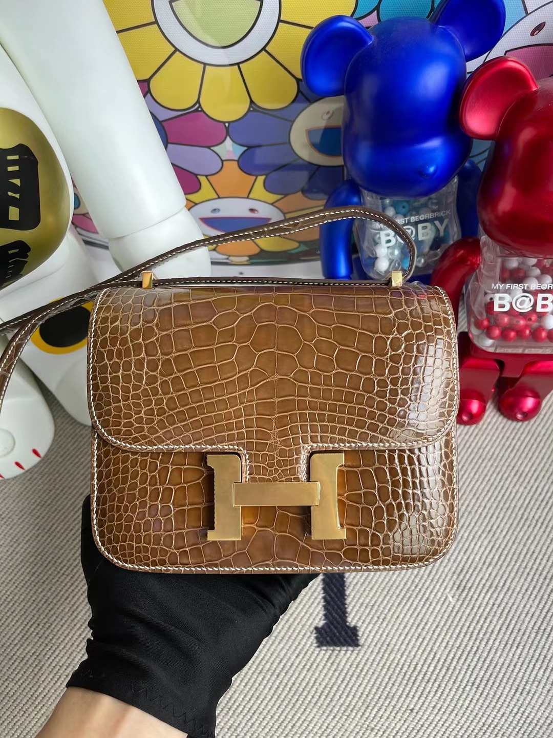 Hermès(爱马仕)Constance 康斯坦斯 亮面美洲鳄 Ck17 烟草色 金扣 19cm 顶级工艺 全手工缝制-拉尔森鳄鱼皮具定制 - 爱马仕包包官网 Hermès(爱马仕)Constance 康斯坦斯 亮面美洲鳄 Ck17 烟草色 金扣 19cm 顶级工艺 全手工缝制