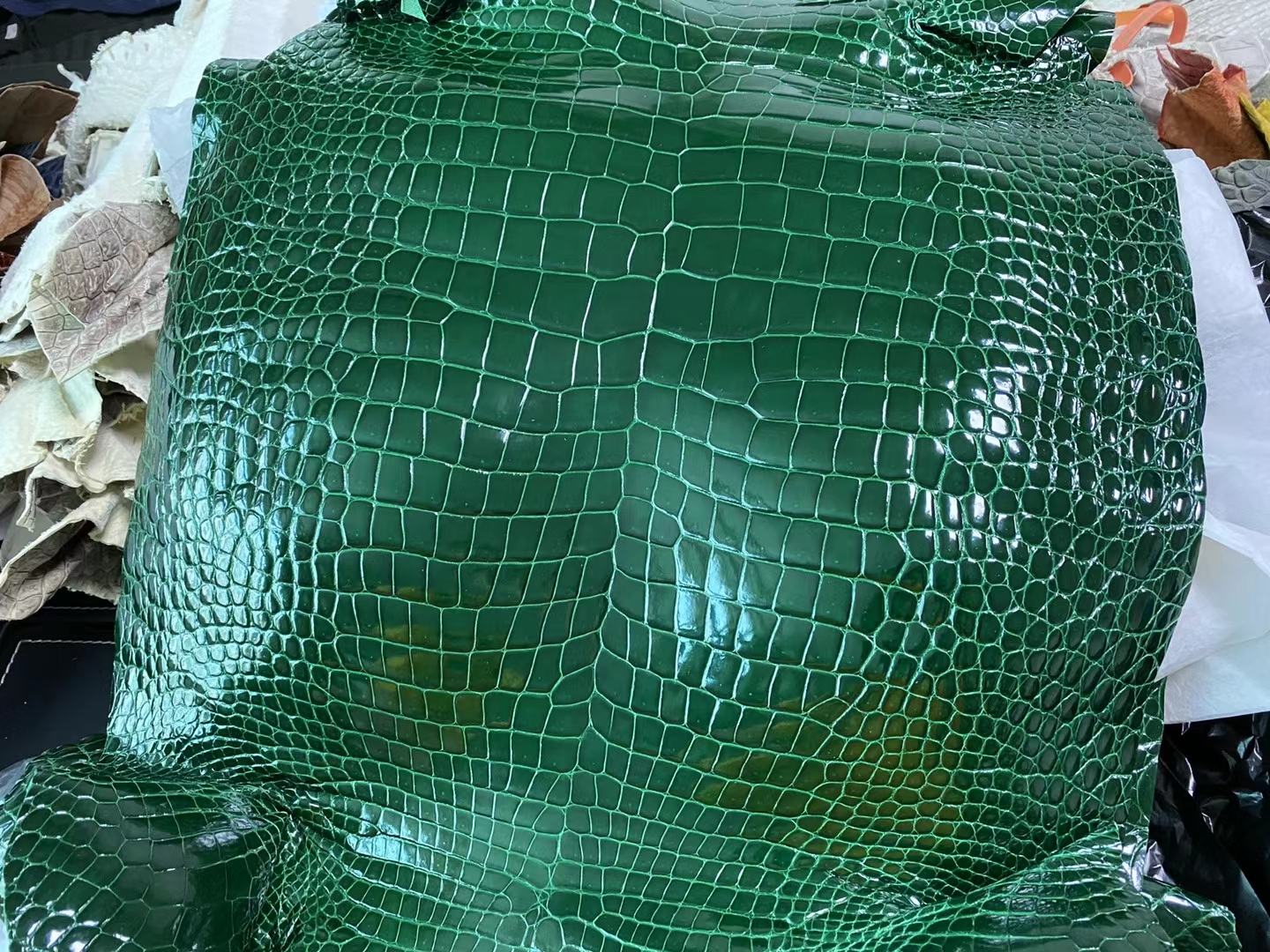 Hermès(爱马仕)新到皮 雾面倒v澳洲湾鳄 ck67 祖母绿 matte porosus crocodile-拉尔森鳄鱼皮具定制 - 爱马仕包包官网 Hermès(爱马仕)新到皮 雾面倒v澳洲湾鳄 ck67 祖母绿 matte porosus crocodile