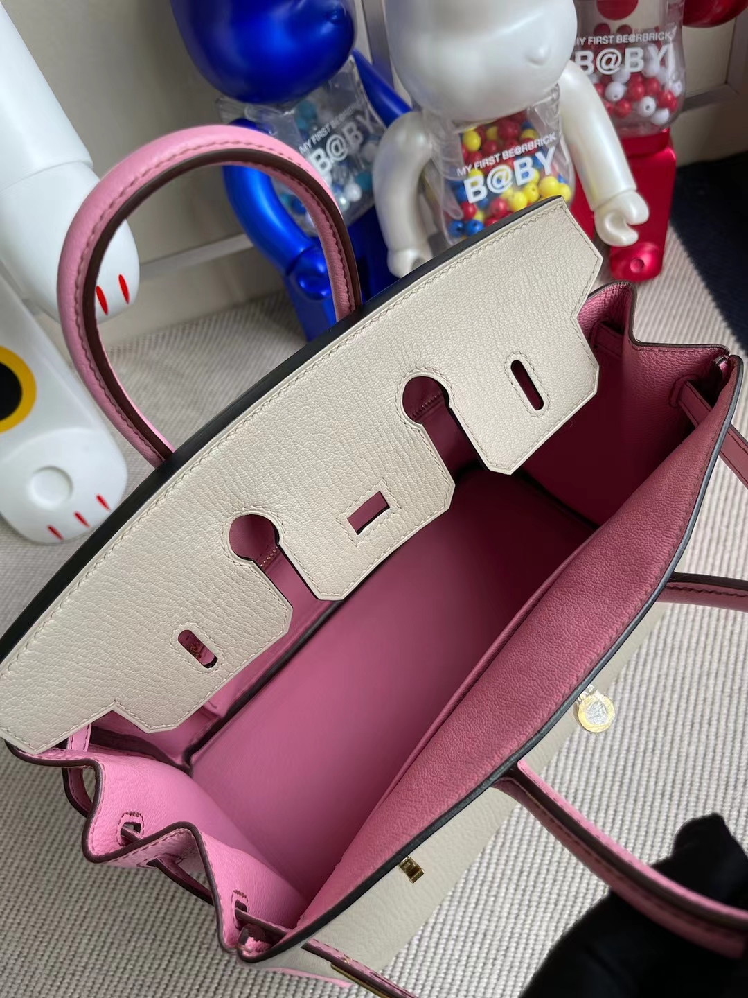 Hermès(爱马仕)Birkin 铂金包 Chevre 进口山羊皮 Ck81 斑鸠灰 拼 5P 樱花粉 金扣 25cm-拉尔森鳄鱼皮具定制 - 爱马仕包包官网 Hermès(爱马仕)Birkin 铂金包 Chevre 进口山羊皮 Ck81 斑鸠灰 拼 5P 樱花粉 金扣 25cm