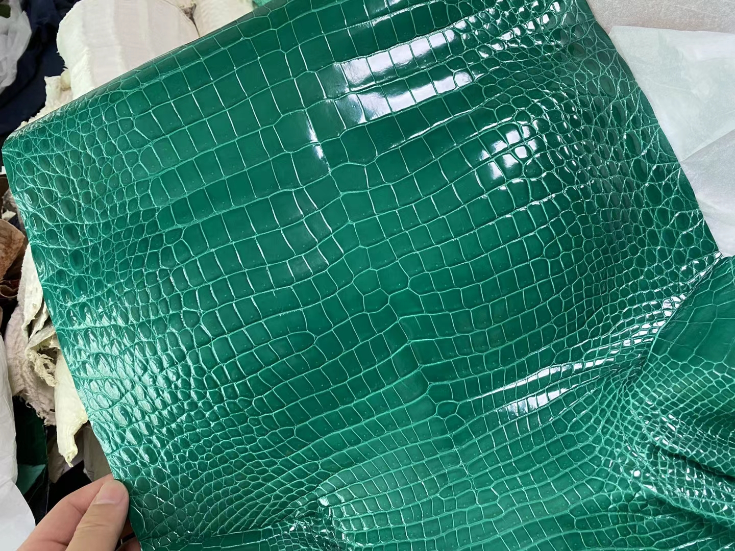 Hermès(爱马仕)新到皮 雾面倒v澳洲湾鳄 6Q 翡翠绿 matte porosus crocodile-拉尔森鳄鱼皮具定制 - 爱马仕包包官网 Hermès(爱马仕)新到皮 雾面倒v澳洲湾鳄 6Q 翡翠绿 matte porosus crocodile