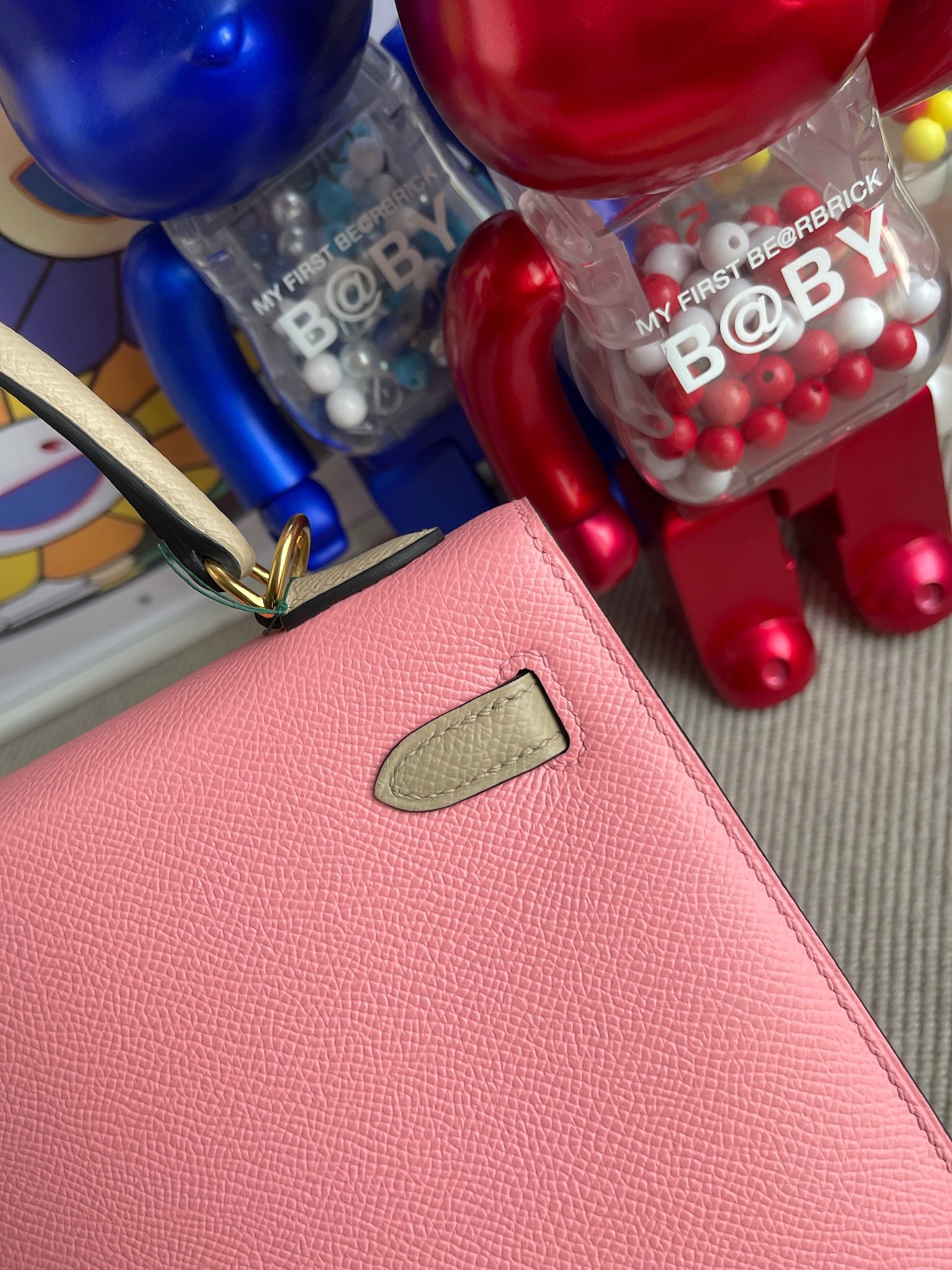 Hermès(爱马仕)Kelly 凯莉包 Epsom 原厂掌纹皮 1Q 奶昔粉 拼 s2 风衣灰 金扣 25cm 定制-拉尔森鳄鱼皮具定制 - 爱马仕包包官网 Hermès(爱马仕)Kelly 凯莉包 Epsom 原厂掌纹皮 1Q 奶昔粉 拼 s2 风衣灰 金扣 25cm 定制