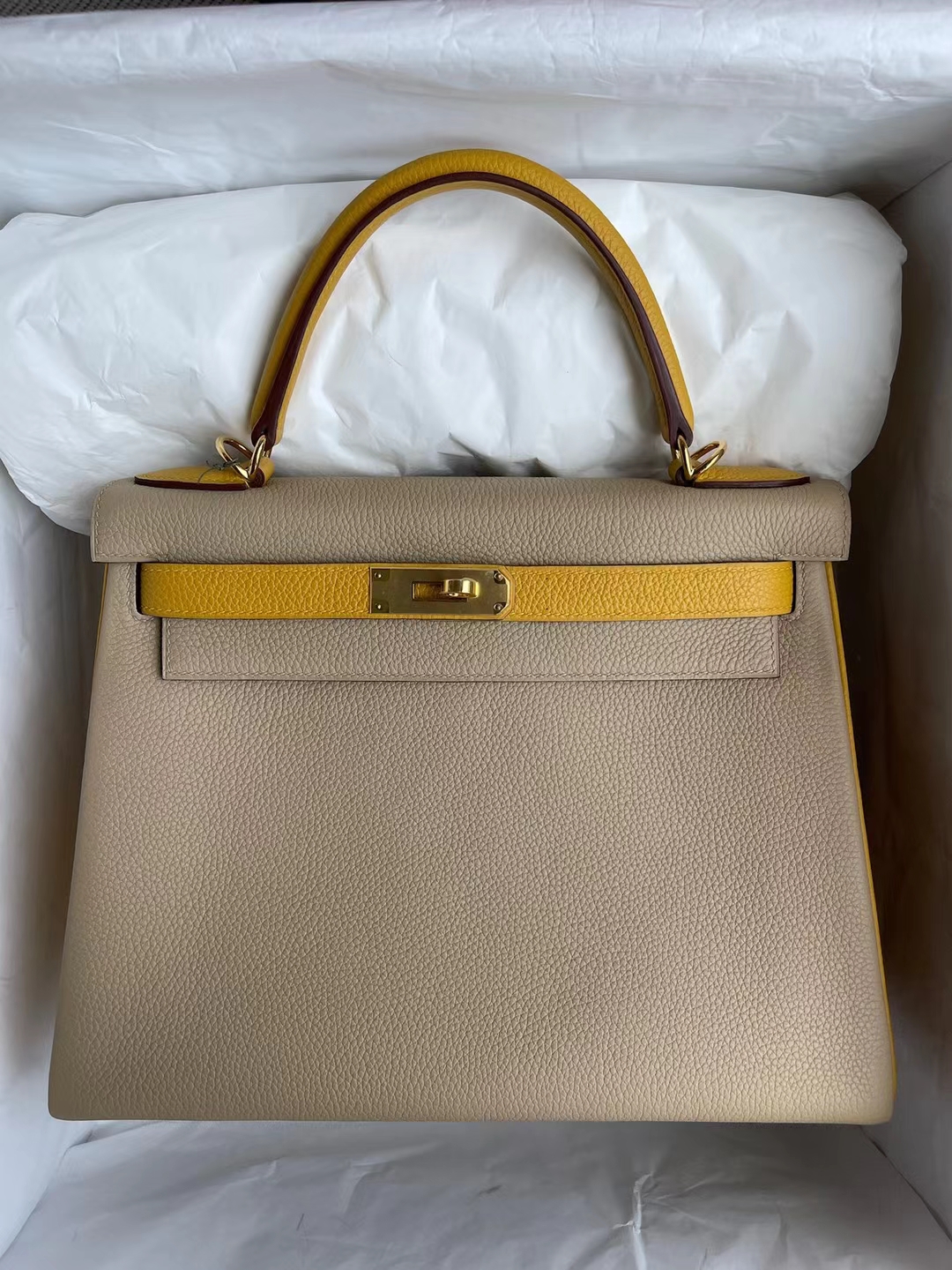 Hermès（爱马仕）Kelly 凯莉包 Togo 顶级小牛皮 Ck81 斑鸠灰 拼 9D 琥珀黄 金扣 28cm