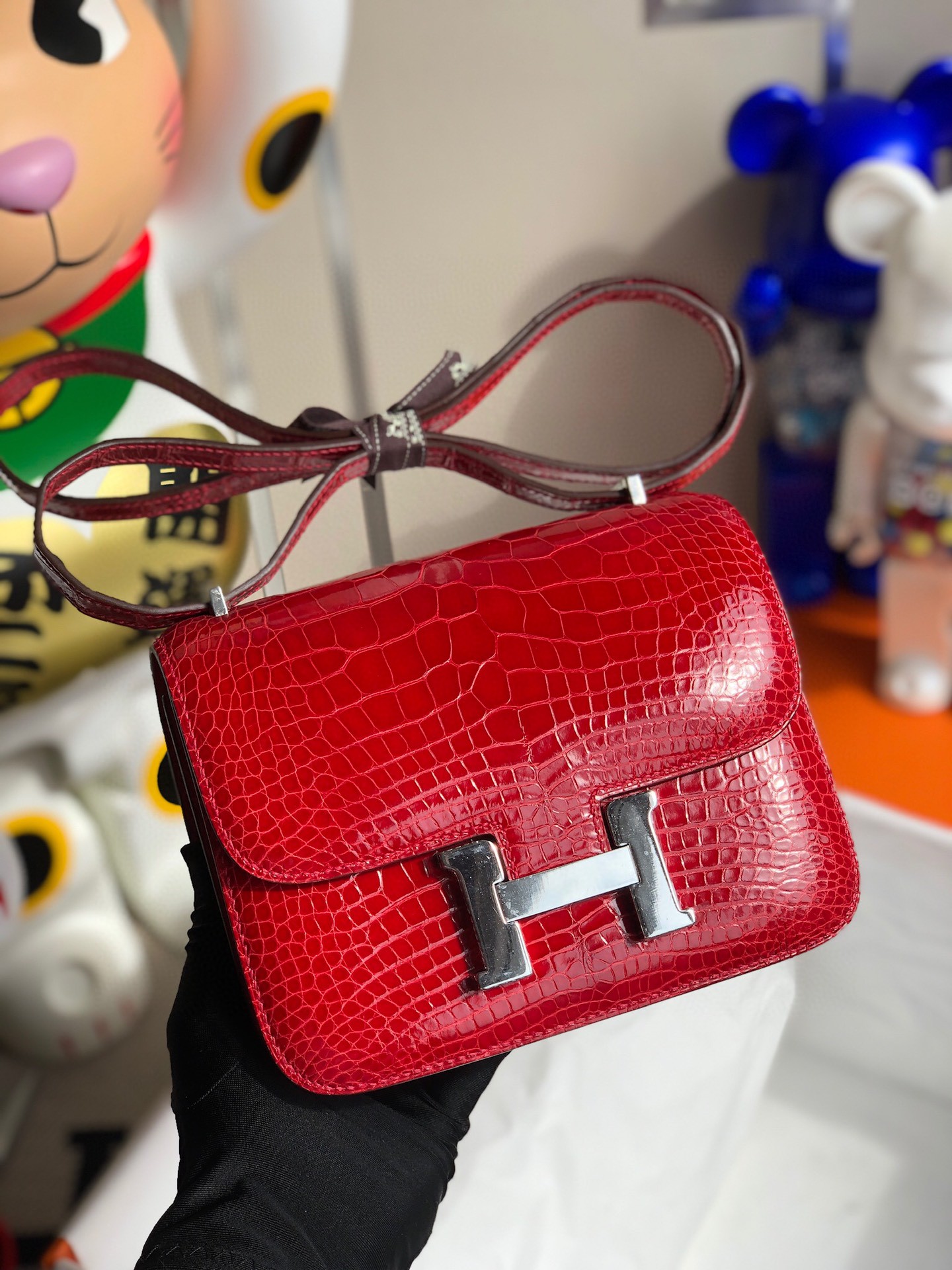 Hermès(爱马仕)Constance 空姐包 Alligator shiny 亮面鳄鱼 ck95 法拉利红 Braise 银扣 18cm 顶级手缝 现货-拉尔森鳄鱼皮具定制 - 爱马仕包包官网 Hermès(爱马仕)Constance 空姐包 Alligator shiny 亮面鳄鱼 ck95 法拉利红 Braise 银扣 18cm 顶级手缝 现货