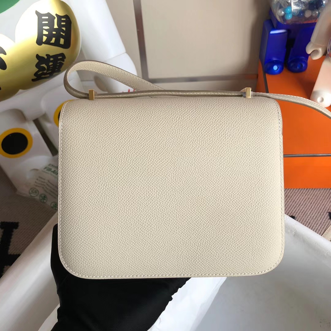 Hermès(爱马仕)Constance 空姐包 Epsom ck10 奶昔白 金扣 19cm-拉尔森鳄鱼皮具定制 - 爱马仕包包官网 Hermès(爱马仕)Constance 空姐包 Epsom ck10 奶昔白 金扣 19cm