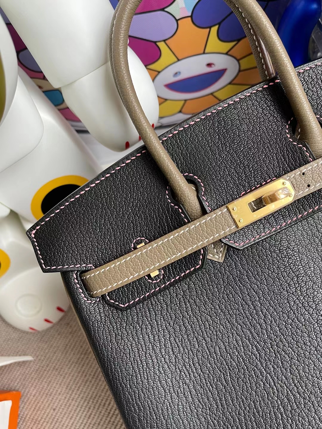Hermès(爱马仕)Birkin 铂金包 Hss Chevre Ck89 黑色 拼 Ck18 大象灰 内拼 1Q 奶昔粉 磨砂金扣 25cm-拉尔森鳄鱼皮具定制 - 爱马仕包包官网 Hermès(爱马仕)Birkin 铂金包 Hss Chevre Ck89 黑色 拼 Ck18 大象灰 内拼 1Q 奶昔粉 磨砂金扣 25cm