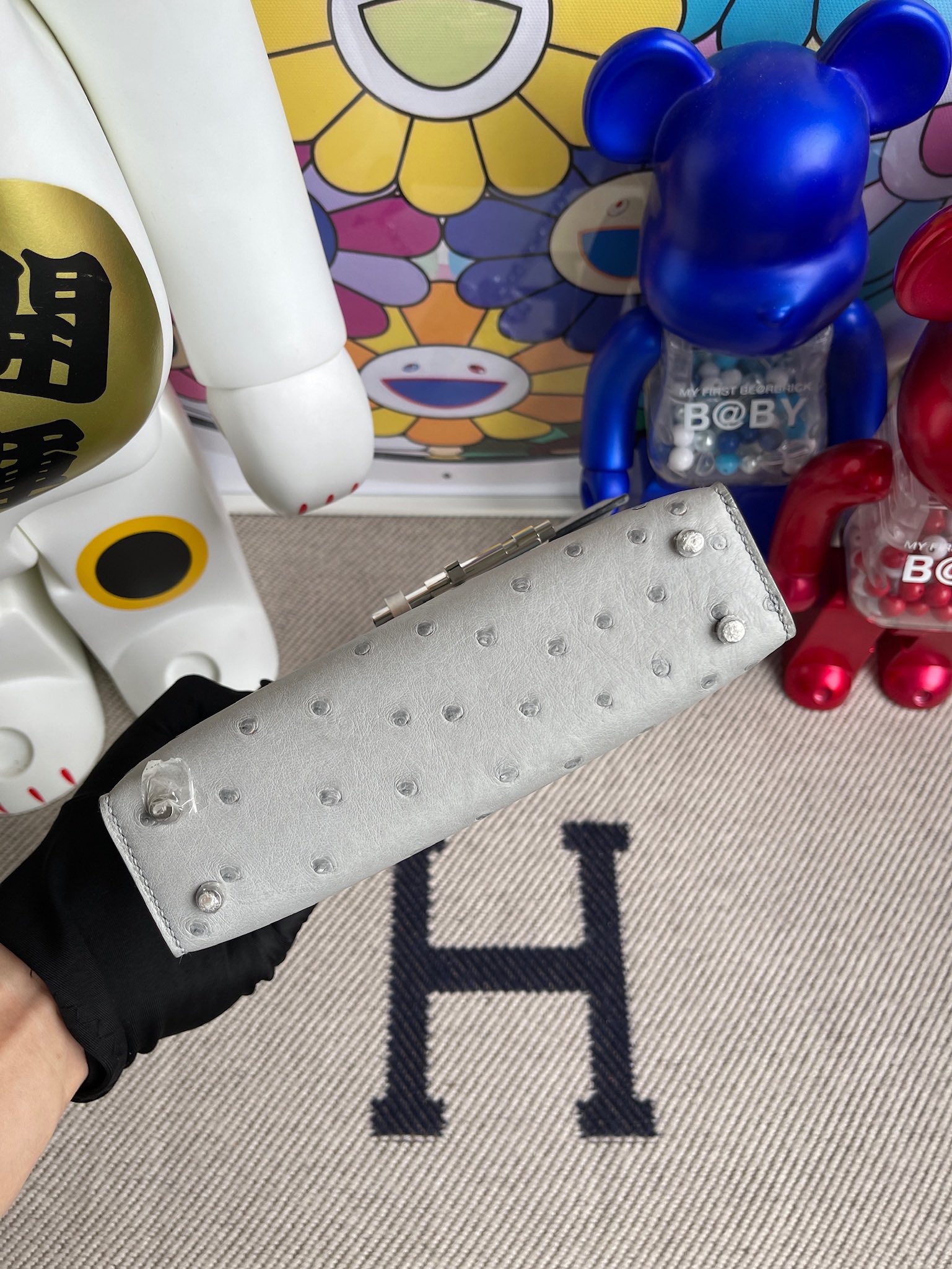 Hermès(爱马仕)Verrou 机枪包 Ostrich kk鸵鸟 8U 冰川灰 银扣 17cm 顶级手缝-拉尔森鳄鱼皮具定制 - 爱马仕包包官网 Hermès(爱马仕)Verrou 机枪包 Ostrich kk鸵鸟 8U 冰川灰 银扣 17cm 顶级手缝