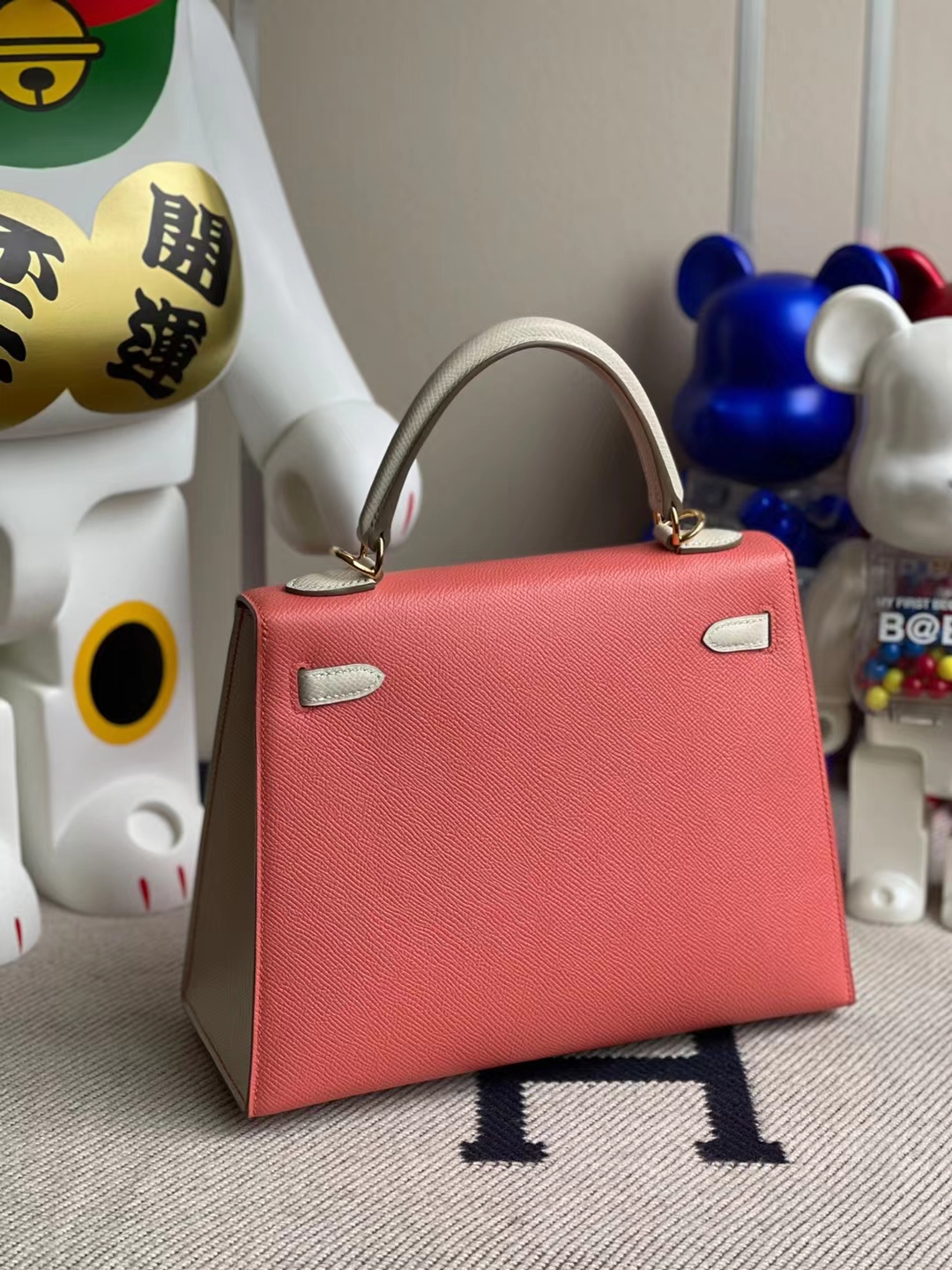 Hermès(爱马仕)Kelly 凯莉包 Epsom 龙虾粉 拼 奶昔白 金扣 25cm-拉尔森鳄鱼皮具定制 - 爱马仕包包官网 Hermès(爱马仕)Kelly 凯莉包 Epsom 龙虾粉 拼 奶昔白 金扣 25cm