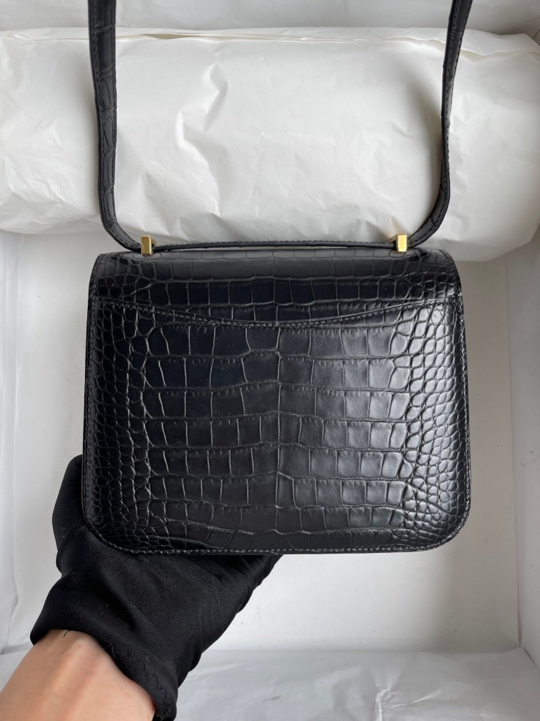 Hermès(爱马仕)Constance 空姐包 Alligator matt 雾面鳄鱼 ck89 黑色 Noir 金扣 18cm 顶级手缝 定制-拉尔森鳄鱼皮具定制 - 爱马仕包包官网 Hermès(爱马仕)Constance 空姐包 Alligator matt 雾面鳄鱼 ck89 黑色 Noir 金扣 18cm 顶级手缝 定制