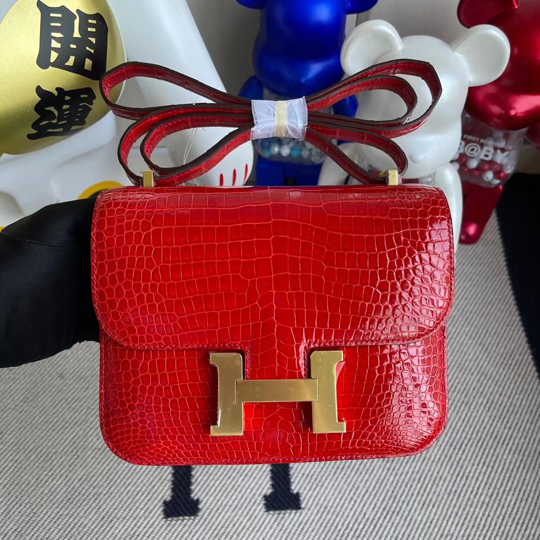 Hermès(爱马仕)Constance 空姐包 亮面倒v澳洲湾鳄 ck95 法拉利红 金扣 19cm-拉尔森鳄鱼皮具定制 - 爱马仕包包官网 Hermès(爱马仕)Constance 空姐包 亮面倒v澳洲湾鳄 ck95 法拉利红 金扣 19cm