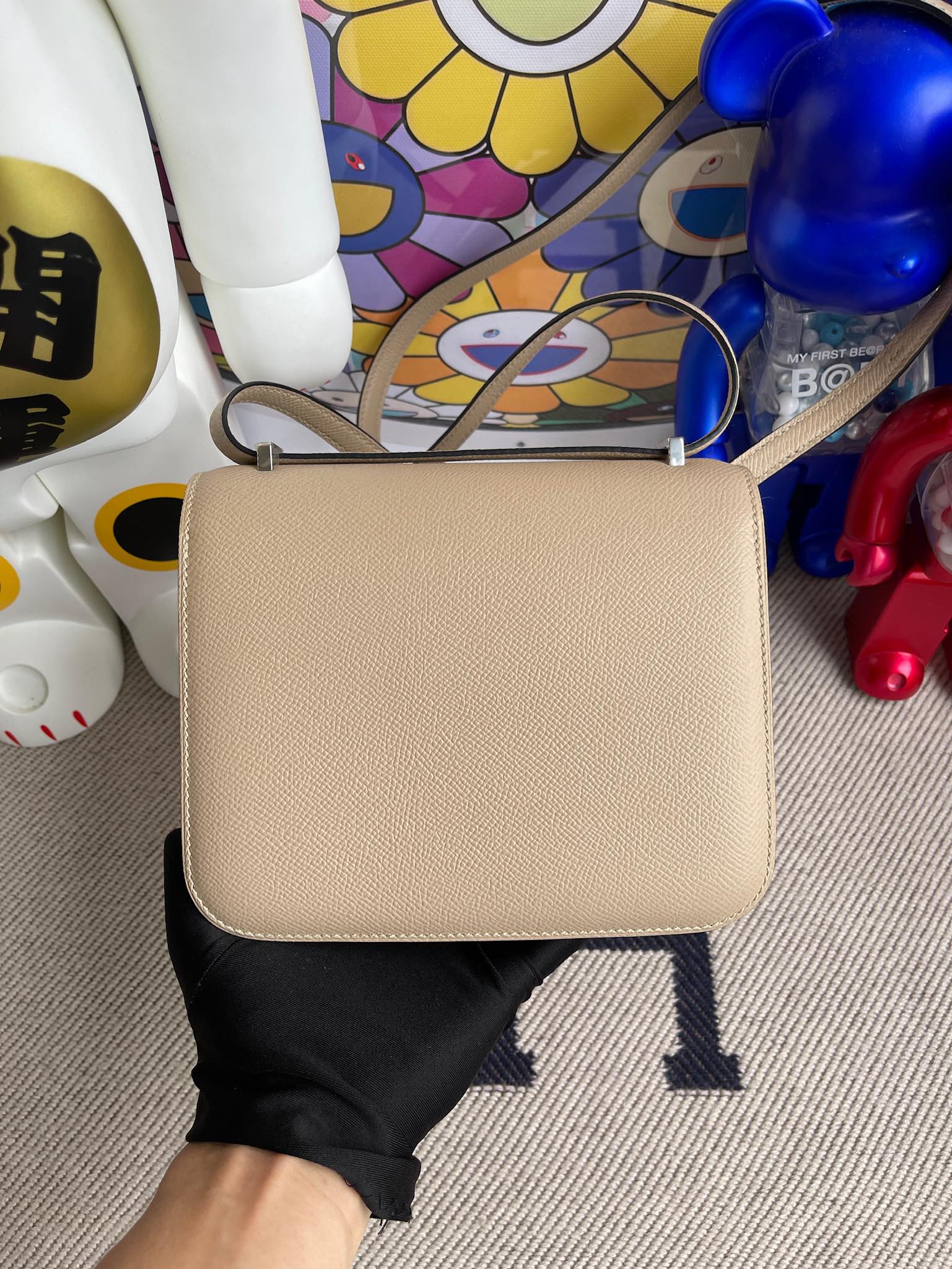Hermès(爱马仕)Constance 空姐包 Epsom 原厂掌纹皮 风衣灰 银扣 18cm 顶级手缝-拉尔森鳄鱼皮具定制 - 爱马仕包包官网 Hermès(爱马仕)Constance 空姐包 Epsom 原厂掌纹皮 风衣灰 银扣 18cm 顶级手缝