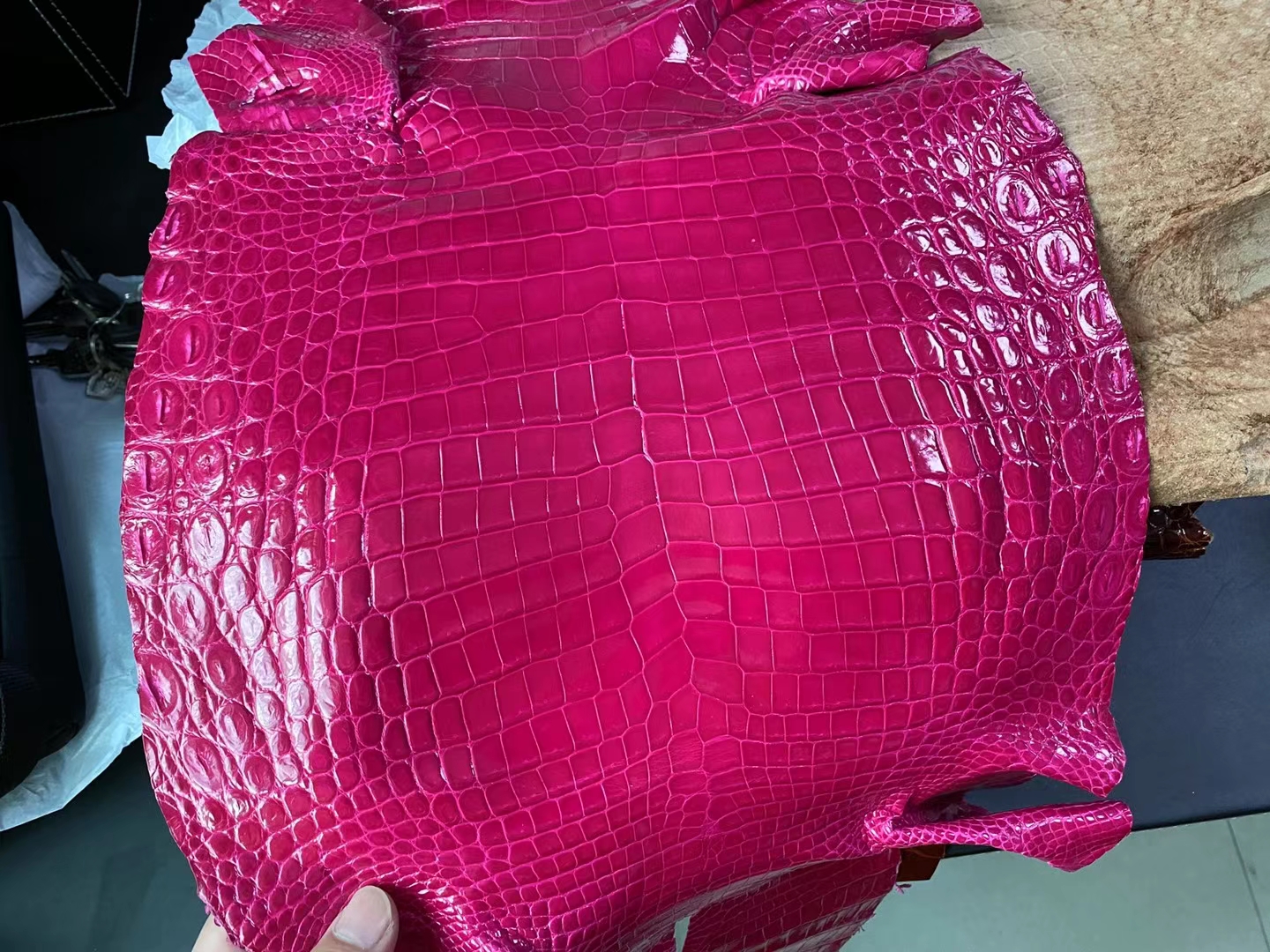 Hermès(爱马仕)新到皮 雾面倒v澳洲湾鳄 J5 天方夜谭粉紫 matte porosus crocodile-拉尔森鳄鱼皮具定制 - 爱马仕包包官网 Hermès(爱马仕)新到皮 雾面倒v澳洲湾鳄 J5 天方夜谭粉紫 matte porosus crocodile
