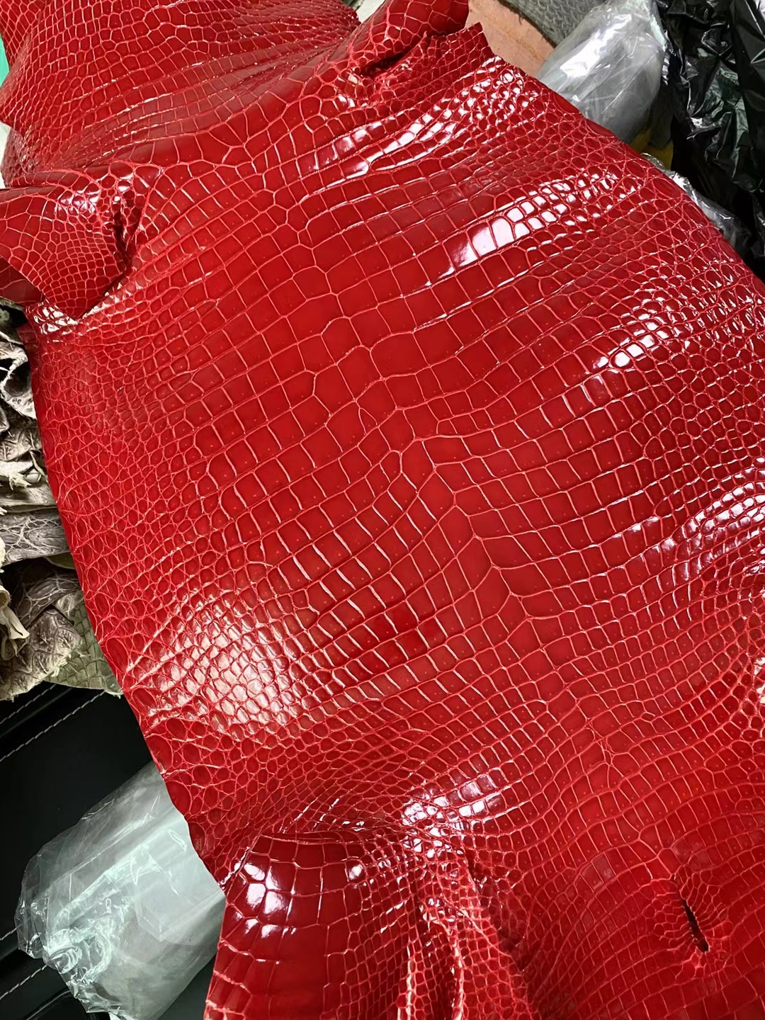 Hermès（爱马仕）新到皮 雾面倒v澳洲湾鳄 ck95 法拉利红 matte porosus crocodile