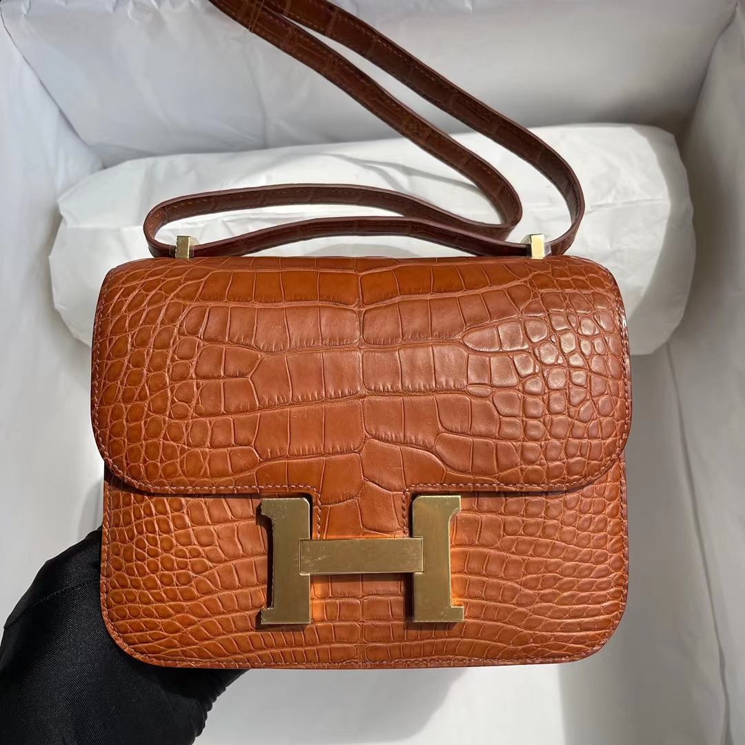 Hermès(爱马仕)Constance 空姐包 雾面美洲鳄鱼 Ck37 金棕色 Gold Matte Alligator Crocodile 金扣 19cm-拉尔森鳄鱼皮具定制 - 爱马仕包包官网 Hermès(爱马仕)Constance 空姐包 雾面美洲鳄鱼 Ck37 金棕色 Gold Matte Alligator Crocodile 金扣 19cm