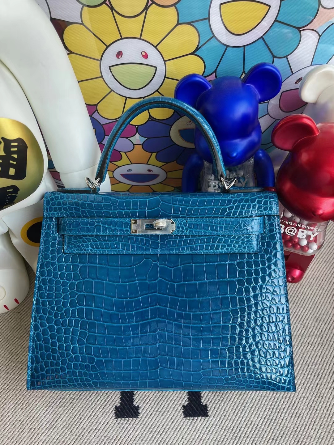 Hermès(爱马仕)Kelly 凯莉包 亮面倒v澳洲湾鳄 shiny alligator crocodile 7w 伊兹密尔蓝 银扣 28cm-拉尔森鳄鱼皮具定制 - 爱马仕包包官网 Hermès(爱马仕)Kelly 凯莉包 亮面倒v澳洲湾鳄 shiny alligator crocodile 7w 伊兹密尔蓝 银扣 28cm