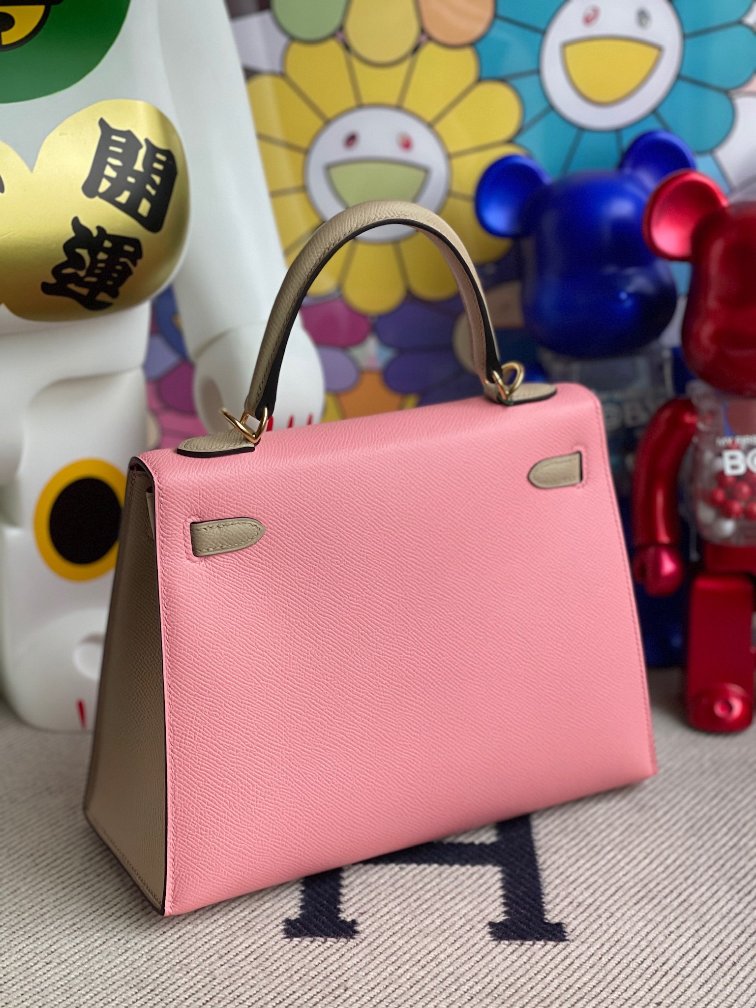 Hermès（爱马仕）Kelly 凯莉包 Epsom 原厂掌纹皮 1Q 奶昔粉 拼 s2 风衣灰 金扣 25cm 定制