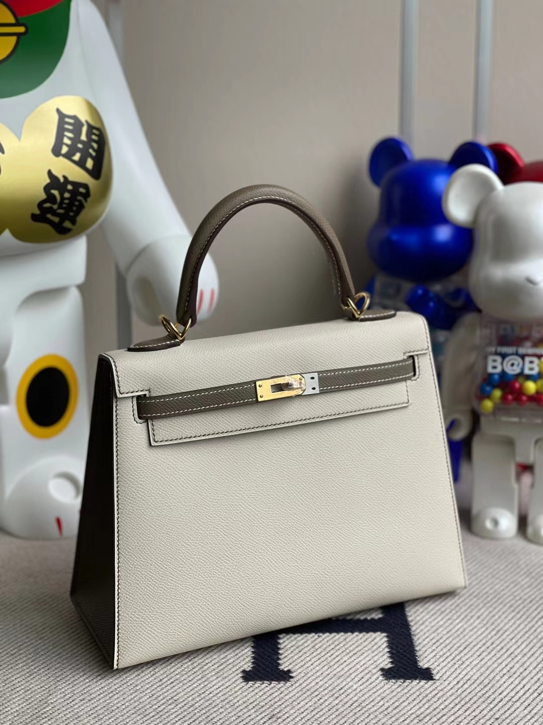 Hermès（爱马仕）Kelly 凯莉包 Epsom Ck10 奶昔白 拼 ck18 大象灰 金扣 25cm