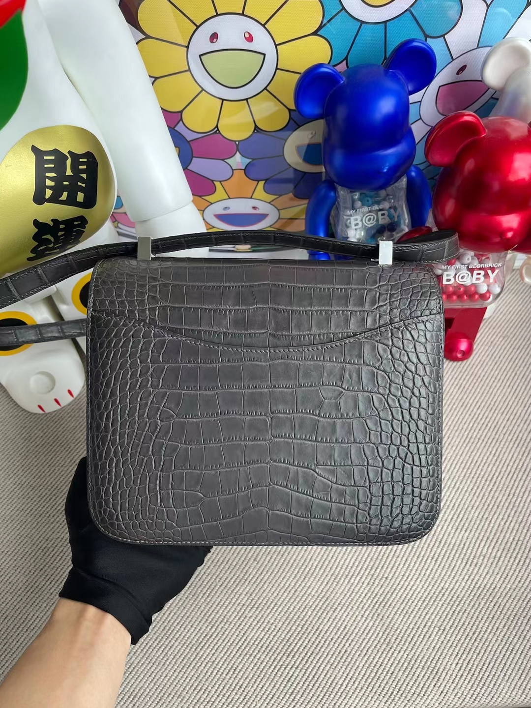 Hermès(爱马仕)Constance 康斯坦斯 雾面美洲鳄鱼 Matte Alligator Crocodile Ck88 石墨灰 银扣 24cm-拉尔森鳄鱼皮具定制 - 爱马仕包包官网 Hermès(爱马仕)Constance 康斯坦斯 雾面美洲鳄鱼 Matte Alligator Crocodile Ck88 石墨灰 银扣 24cm
