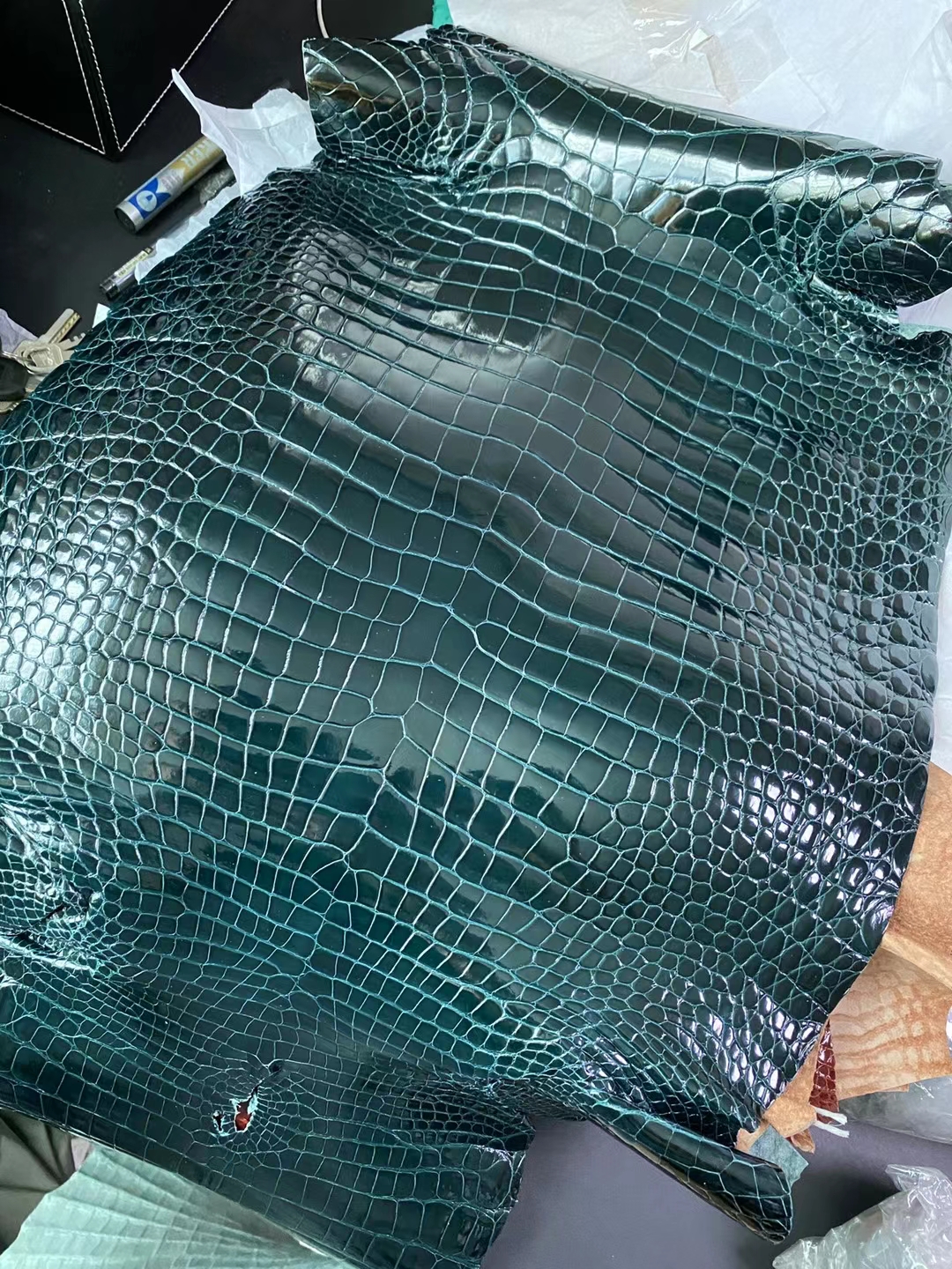 Hermès(爱马仕)新到皮 雾面倒v澳洲湾鳄 p1鸭子蓝 matte porosus crocodile-拉尔森鳄鱼皮具定制 - 爱马仕包包官网 Hermès(爱马仕)新到皮 雾面倒v澳洲湾鳄 p1鸭子蓝 matte porosus crocodile