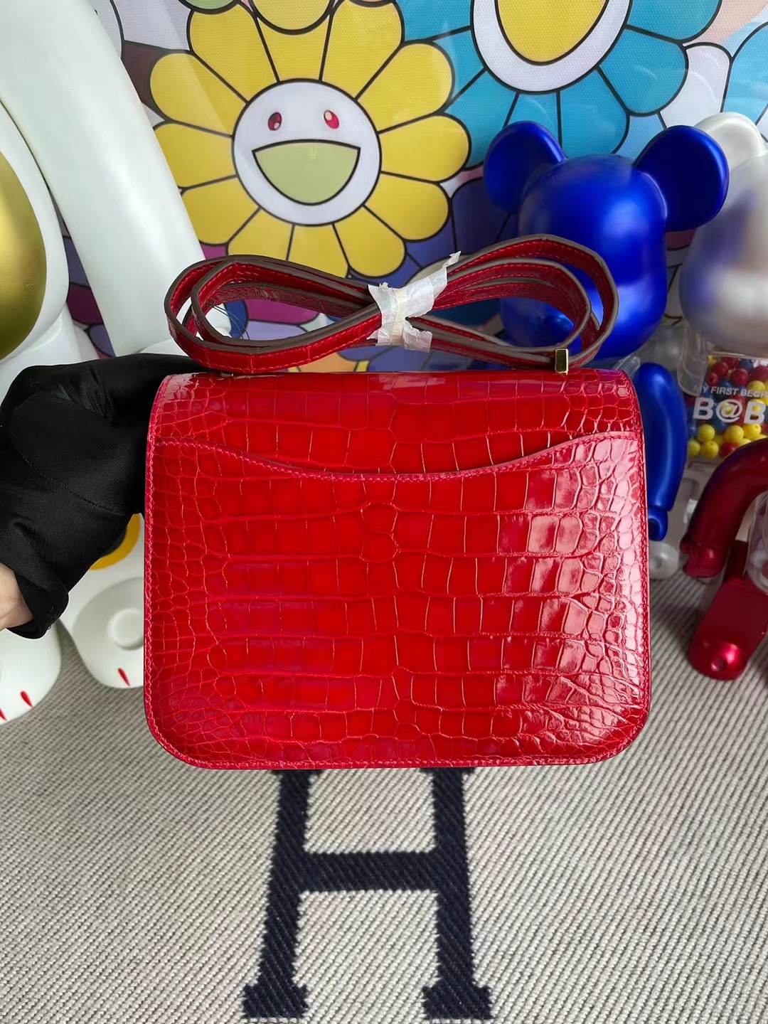Hermès(爱马仕)Constance 康斯坦斯 亮面美洲鳄 Ck95 法拉利红 金扣 19cm 顶级工艺 全手工缝制-拉尔森鳄鱼皮具定制 - 爱马仕包包官网 Hermès(爱马仕)Constance 康斯坦斯 亮面美洲鳄 Ck95 法拉利红 金扣 19cm 顶级工艺 全手工缝制