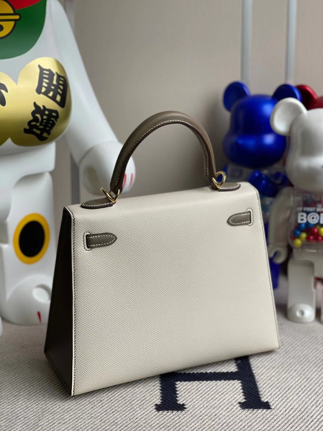 Hermès(爱马仕)Kelly 凯莉包 Epsom Ck10 奶昔白 拼 ck18 大象灰 金扣 25cm-拉尔森鳄鱼皮具定制 - 爱马仕包包官网 Hermès(爱马仕)Kelly 凯莉包 Epsom Ck10 奶昔白 拼 ck18 大象灰 金扣 25cm