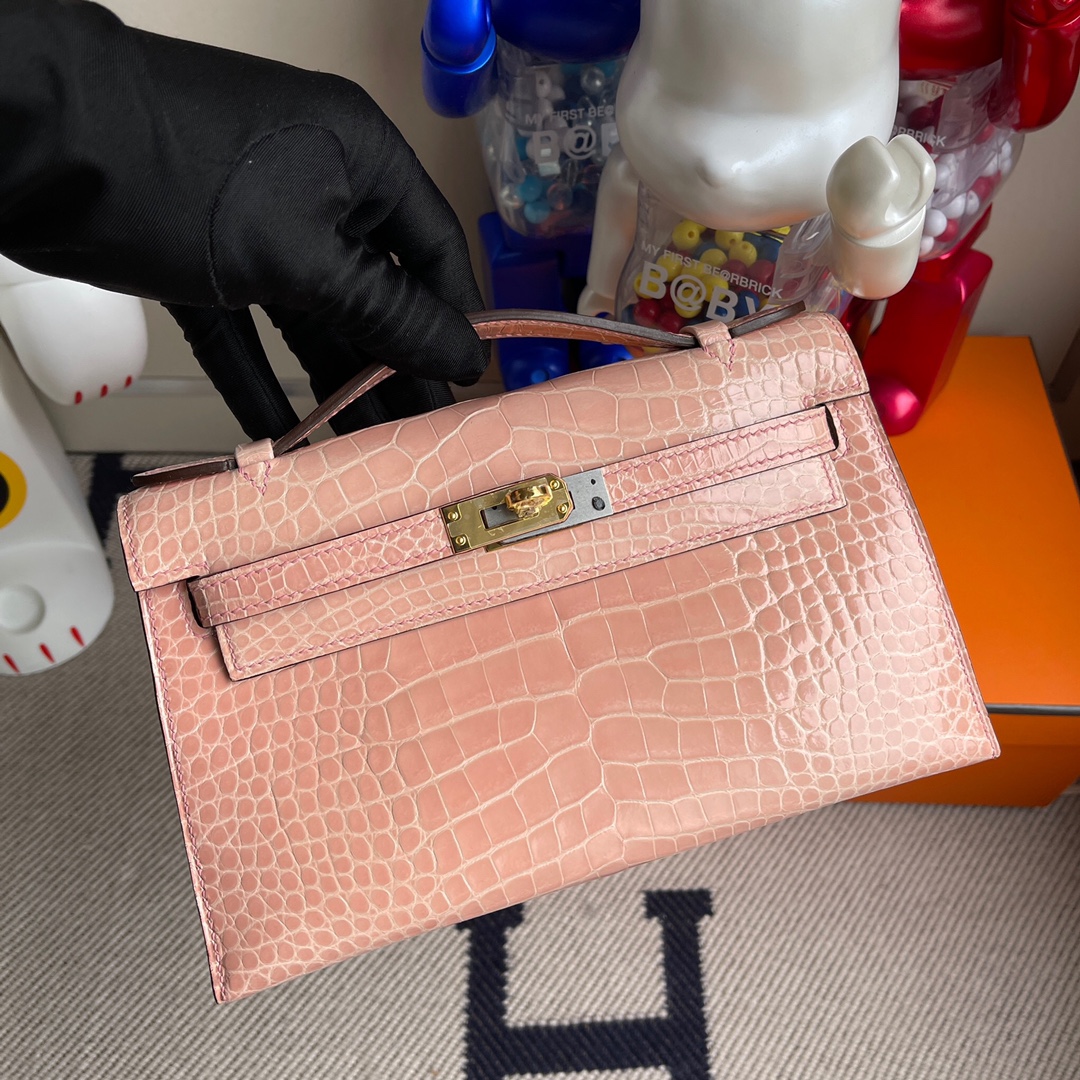 Hermès（爱马仕）Mini kelly pochette Alligator shiny 亮面鳄鱼 1Ｑ 奶昔粉 金扣 22cm 现货