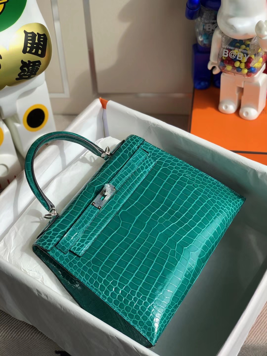 Hermès(爱马仕)Kelly 凯莉包 亮面倒v澳洲湾鳄 O6 帝王绿 shiny porosus crocodile 银扣 28cm-拉尔森鳄鱼皮具定制 - 爱马仕包包官网 Hermès(爱马仕)Kelly 凯莉包 亮面倒v澳洲湾鳄 O6 帝王绿 shiny porosus crocodile 银扣 28cm