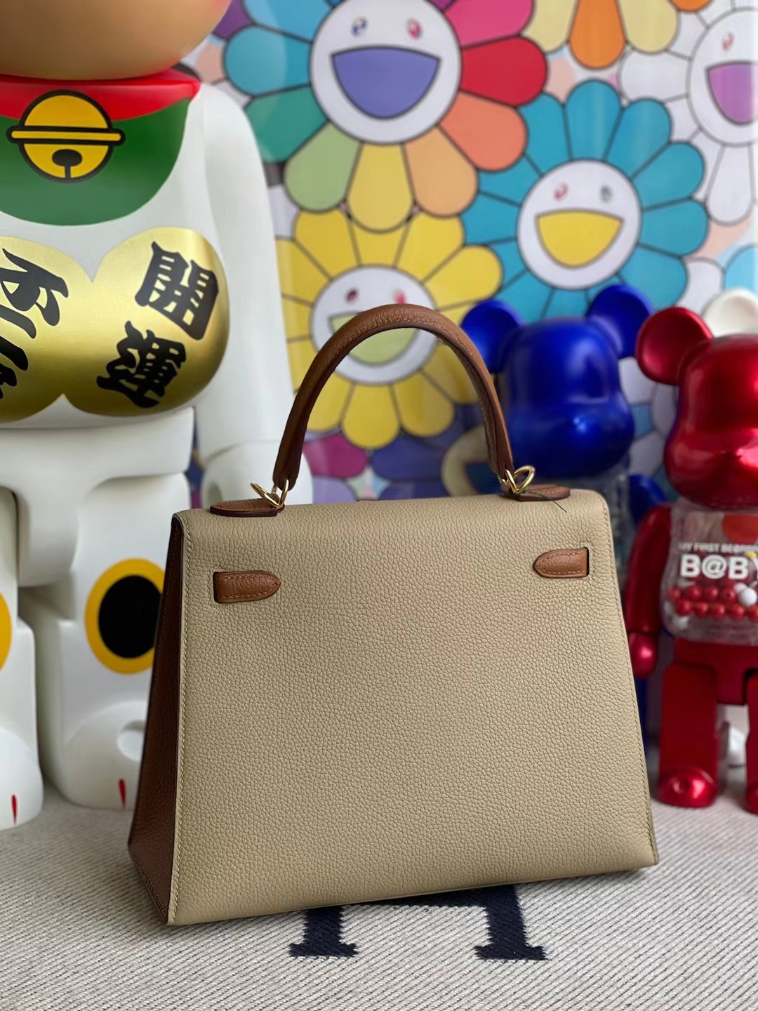 Hermès(爱马仕)Kelly 凯莉包 S2 风衣灰 拼 Ck37 金棕色 Togo 外缝 金扣 25cm-拉尔森鳄鱼皮具定制 - 爱马仕包包官网 Hermès(爱马仕)Kelly 凯莉包 S2 风衣灰 拼 Ck37 金棕色 Togo 外缝 金扣 25cm