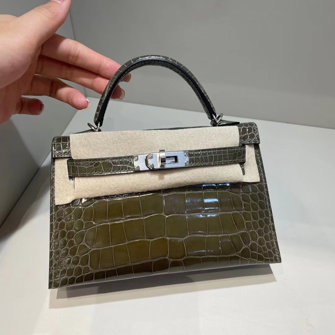 Hermès(爱马仕)Kelly Mini Ⅱ 迷你凯莉 雾面美洲鳄 G8 深橄榄绿 银扣 19cm-拉尔森鳄鱼皮具定制 - 爱马仕包包官网 Hermès(爱马仕)Kelly Mini Ⅱ 迷你凯莉 雾面美洲鳄 G8 深橄榄绿 银扣 19cm