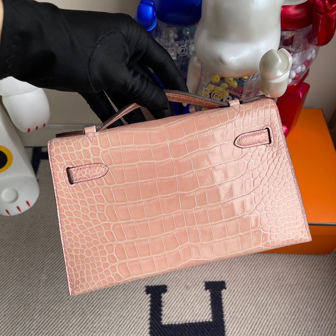 Hermès(爱马仕)Mini kelly pochette Alligator shiny 亮面鳄鱼 1Q 奶昔粉 金扣 22cm 现货-拉尔森鳄鱼皮具定制 - 爱马仕包包官网 Hermès(爱马仕)Mini kelly pochette Alligator shiny 亮面鳄鱼 1Q 奶昔粉 金扣 22cm 现货
