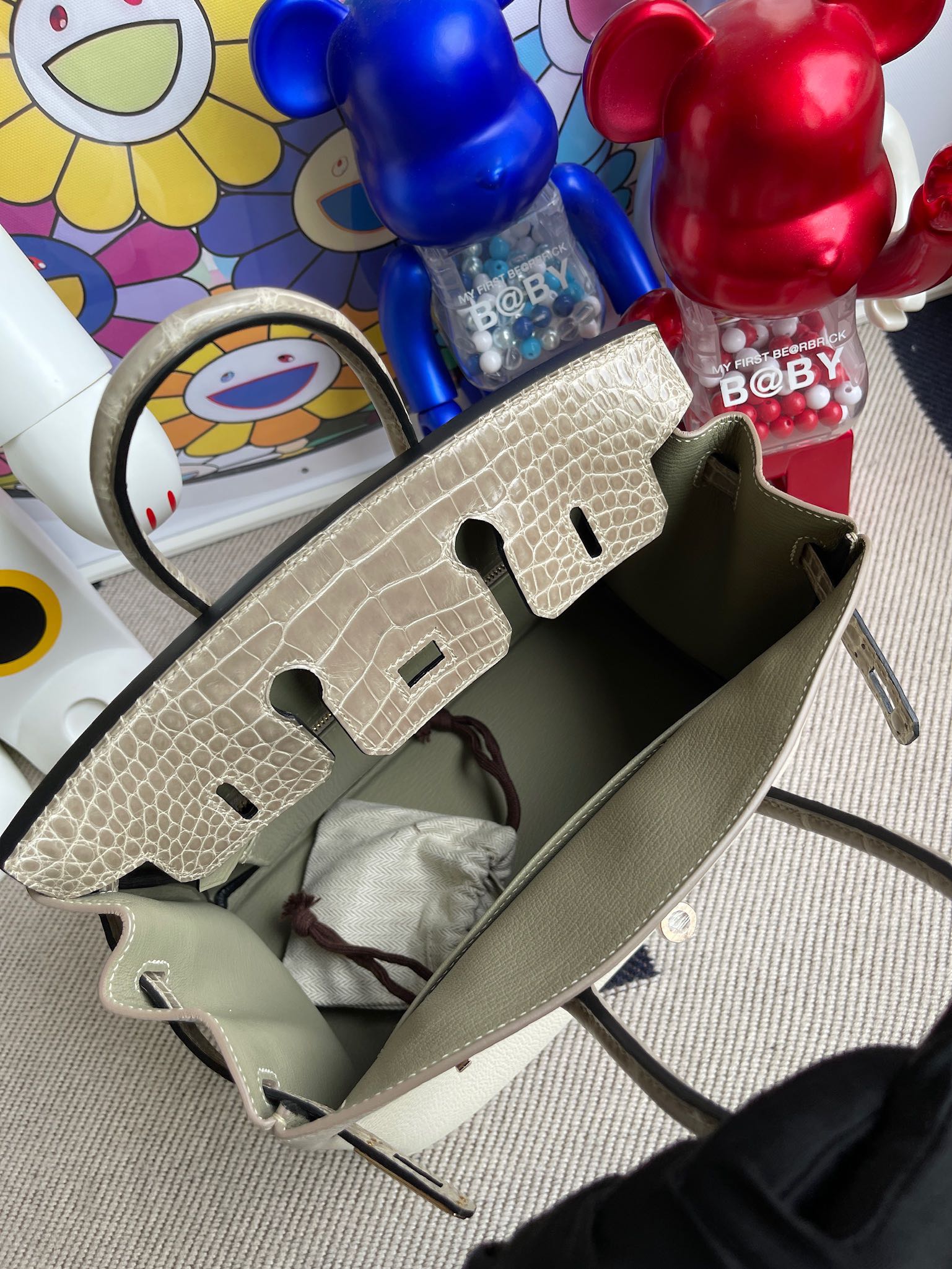Hermès(爱马仕)Touch 系列 Birkin 铂金包 奶油白 拼 斑鸠灰 亮面鳄鱼 玫瑰金扣 25cm 顶级手缝-拉尔森鳄鱼皮具定制 - 爱马仕包包官网 Hermès(爱马仕)Touch 系列 Birkin 铂金包 奶油白 拼 斑鸠灰 亮面鳄鱼 玫瑰金扣 25cm 顶级手缝