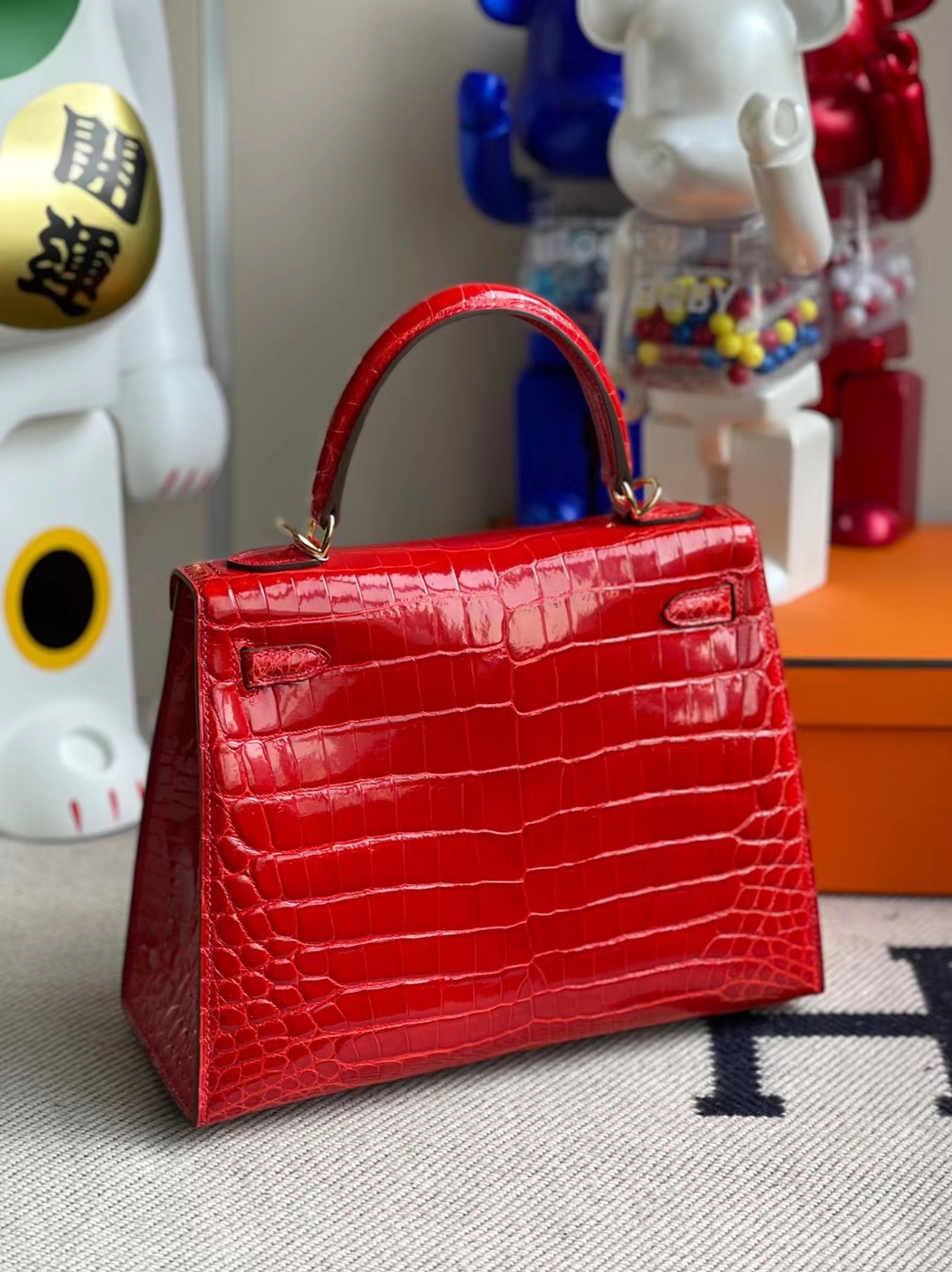 Hermès(爱马仕)Kelly 凯莉包 亮面尼罗鳄 ck95 法拉利红 金扣 25cm-拉尔森鳄鱼皮具定制 - 爱马仕包包官网 Hermès(爱马仕)Kelly 凯莉包 亮面尼罗鳄 ck95 法拉利红 金扣 25cm