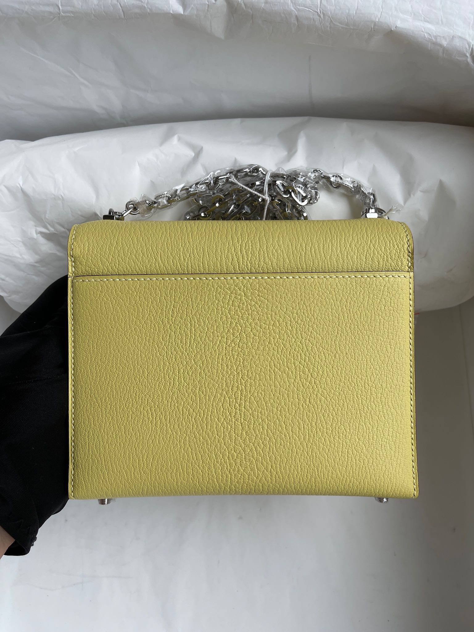 Hermès(爱马仕)Verrou 机枪包 chevre 山羊皮 1Z 小鸡黄 银扣 17cm 顶级手缝-拉尔森鳄鱼皮具定制 - 爱马仕包包官网 Hermès(爱马仕)Verrou 机枪包 chevre 山羊皮 1Z 小鸡黄 银扣 17cm 顶级手缝