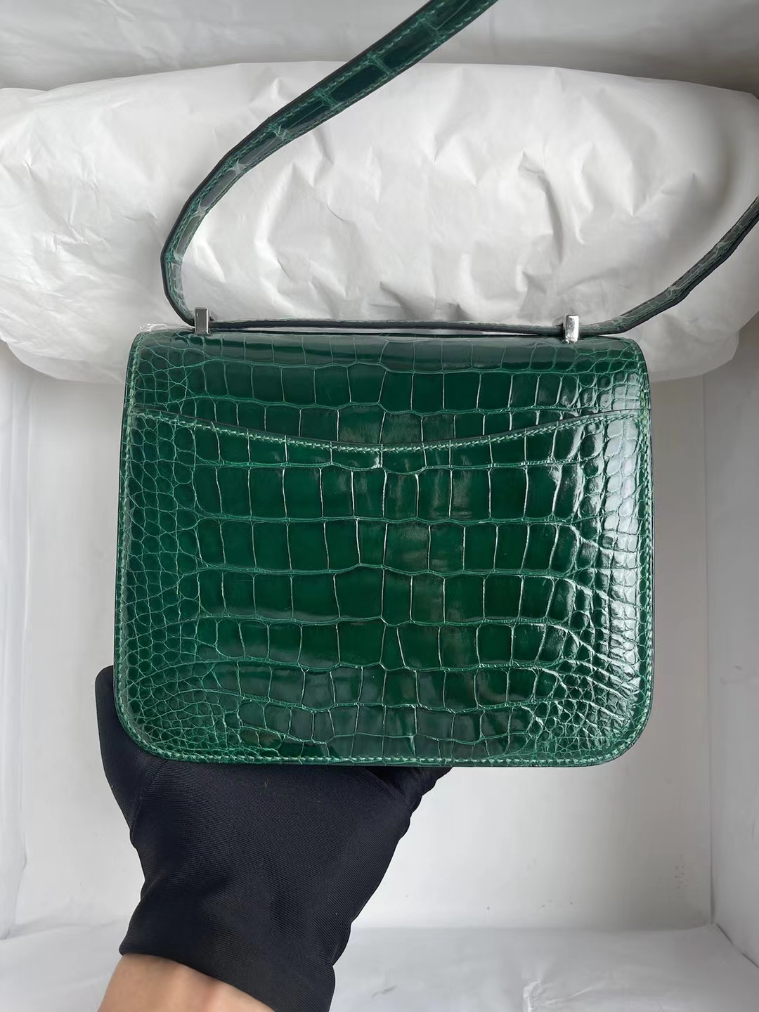 Hermès(爱马仕)Constance 空姐包 亮面美洲鳄鱼 Ck67 祖母绿 蜥蜴扣 Shiny Alligator Crocodile 19cm-拉尔森鳄鱼皮具定制 - 爱马仕包包官网 Hermès(爱马仕)Constance 空姐包 亮面美洲鳄鱼 Ck67 祖母绿 蜥蜴扣 Shiny Alligator Crocodile 19cm