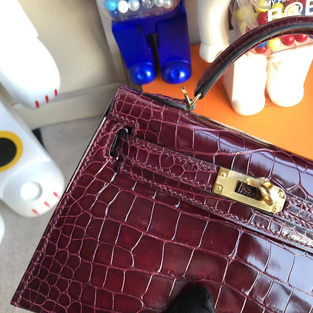Hermès(爱马仕)Kelly Mini Ⅱ 迷你凯莉 亮面美洲鳄 Ck57 波尔多酒红 金扣 19cm-拉尔森鳄鱼皮具定制 - 爱马仕包包官网 Hermès(爱马仕)Kelly Mini Ⅱ 迷你凯莉 亮面美洲鳄 Ck57 波尔多酒红 金扣 19cm