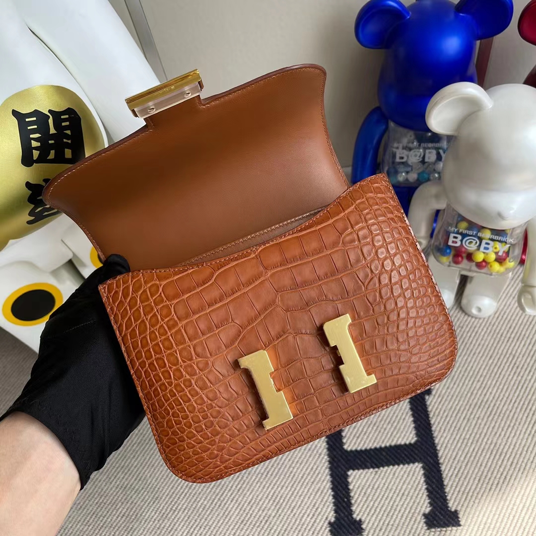 Hermès（爱马仕）Constance 空姐包 雾面美洲鳄鱼 Ck37 金棕色 Gold Matte Alligator Crocodile 金扣 19cm